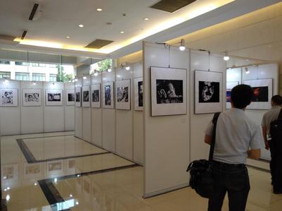 上海書(shū)畫(huà)展覽展示活動(dòng)布置 掛畫(huà)白色展示板架子出租安裝與數(shù)字化服務(wù)應(yīng)用